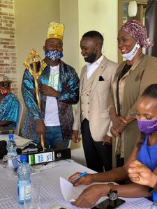 Ykee-Benda-with-musicians